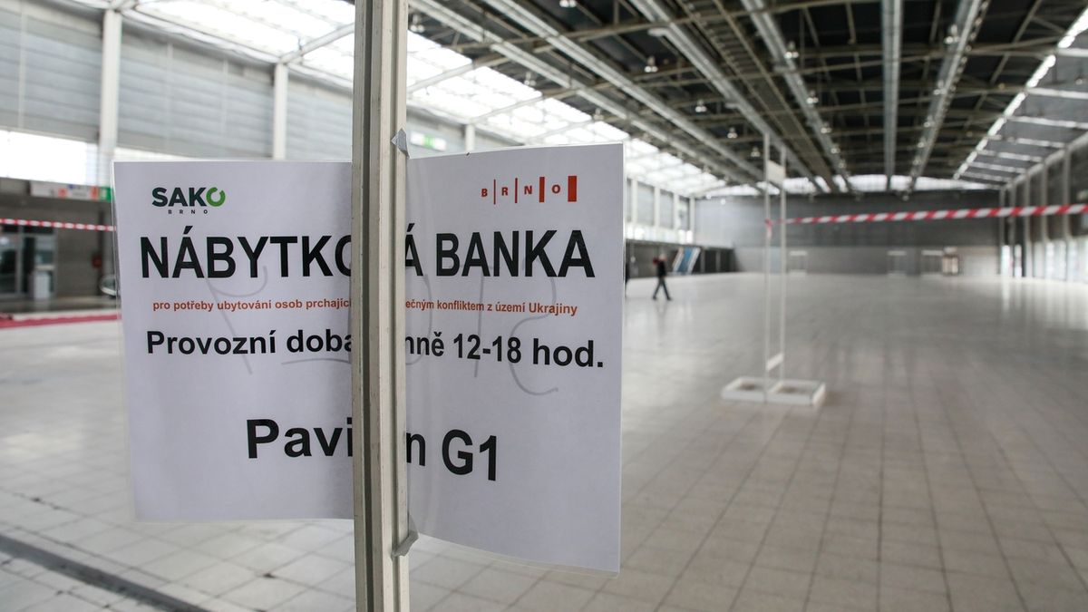 V brněnské Nábytkové bance najdou uprchlíci peřiny i skříně